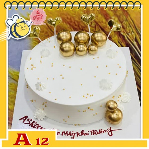giới thiệu tổng quan Bánh kem sinh nhật đơn giản A12 màu trắng rải bi nhỏ và nhiều phụ kiện màu vàng gold sang quý