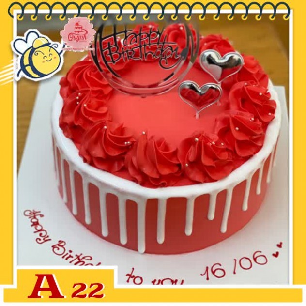 giới thiệu tổng quan Bánh kem sinh nhật đơn giản A22 màu đỏ với hoa kem viền ở mặt trên cùng socola trắng và phụ kiện đẹp