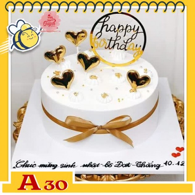 giới thiệu tổng quan Bánh kem sinh nhật đơn giản A30 nền màu trắng cắm phụ kiện tim thắt nơ khung sinh nhật màu sang trọng