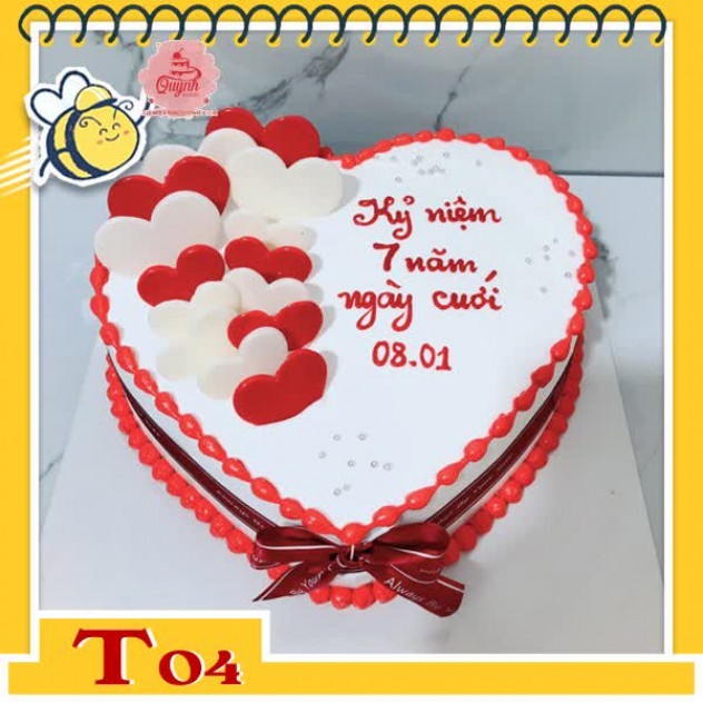 giới thiệu tổng quan Bánh kem trái tim T04 nền trắng trang trí socola đỏ trắng phong cách đơn giản