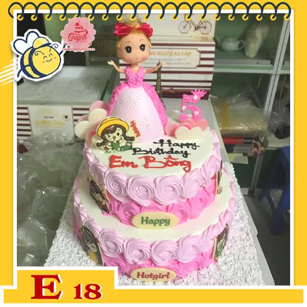 Bánh kem búp bê E18 2 tầng màu hồng bé gái xinh xắn đứng trên bánh