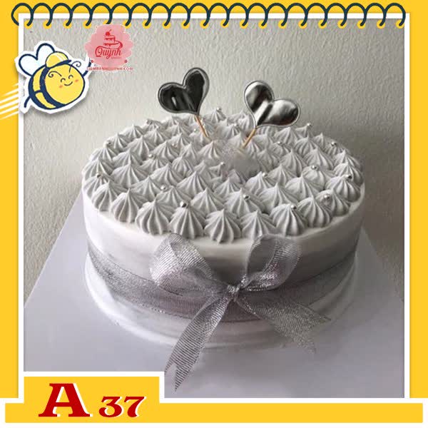 Bánh kem sinh nhật đơn giản A37 nền xám trên mặt bánh cắm 2 phụ kiện tim và nhiều bông kem màu xám
