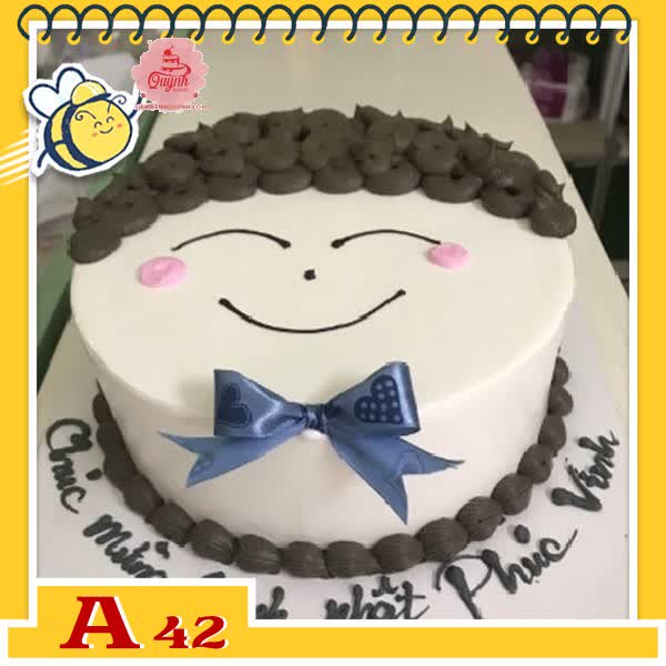Bánh kem sinh nhật đơn giản A42 tạo hình mặt bé trai đeo nơ tóc quăn màu nâu