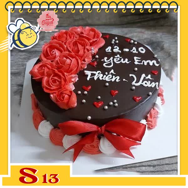 Bánh kem socola S13 màu đỏ trắng hòa quyện hoàn hảo xen kẽ nhau cùng nơ đỏ nổi bật