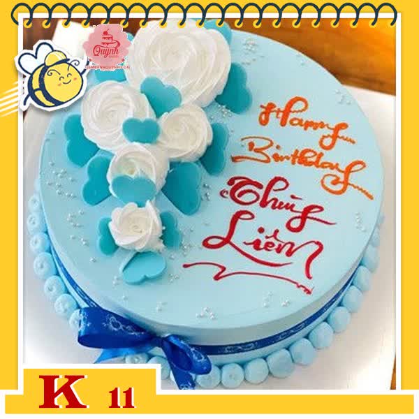 Bánh kem tặng khách hàng K11 nền màu xanh nhạ bắt hoa màu trắng trang trí thêm socola trái tim mới mẻ