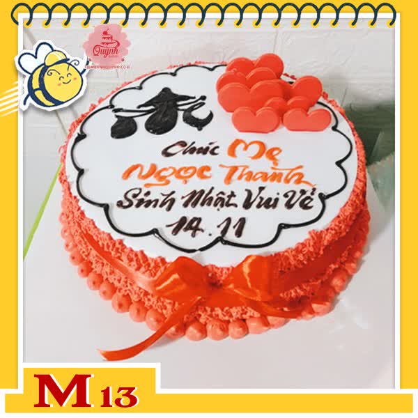 Bánh kem tặng mẹ M13 nền trắng thành màu đỏ vẽ thư pháp chữ Mẹ và cắm tim socola đỏ ngọt ngào