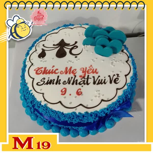 Bánh kem tặng mẹ M19 viền xung quanh màu xanh nền trắng vẽ chữ Mẹ đẹp cùng lời chúc của con cho mẹ