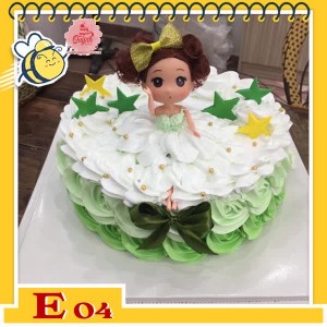 Bánh kem búp bê E04 váy trắng trên nền bánh xanh lá nhạt trang trí nhiều ngôi sao lấp lánh Bánh kem búp bê E04 váy trắng trên nền bánh xanh lá nhạt trang trí nhiều ngôi sao lấp lánh