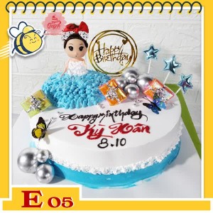 Bánh kem búp bê E05 váy xanh trên nền bánh trắng xanh trang trí nhiều phụ kiện hiện đại Bánh kem búp bê E05 váy xanh trên nền bánh trắng xanh trang trí nhiều phụ kiện hiện đại