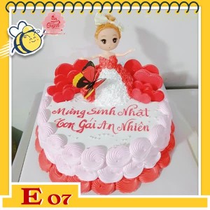 Bánh kem búp bê E07 váy đỏ trắng đứng trên nền bánh trắng viền hồng tim đỏ đẹp xuất sắc Bánh kem búp bê E07 váy đỏ trắng đứng trên nền bánh trắng viền hồng tim đỏ đẹp xuất sắc