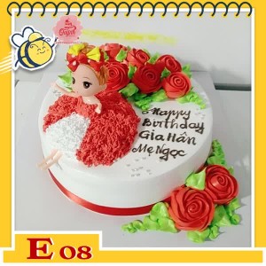 Bánh kem búp bê E08 váy trắng đỏ ngồi trên bánh dựa vào những đóa hoa màu đỏ rực rỡ Bánh kem búp bê E08 váy trắng đỏ ngồi trên bánh dựa vào những đóa hoa màu đỏ rực rỡ