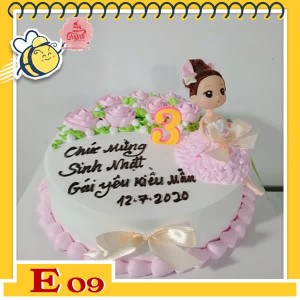 Bánh kem búp bê E09 váy hồng ngồi thẩn thơ trên nền trắng thắt nơ và hoa màu hồng nhạt dễ thương Bánh kem búp bê E09 váy hồng ngồi thẩn thơ trên nền trắng thắt nơ và hoa màu hồng nhạt dễ thương