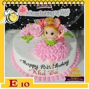 Bánh kem búp bê E10 nền trắng váy hồng bắt hoa màu hồng nhìn là cưng ngay