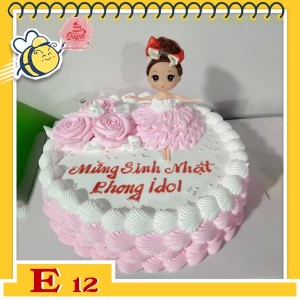 Bánh kem búp bê E12 nền trắng hồng bắt hoa và váy màu hồng phấn xinh xẻo