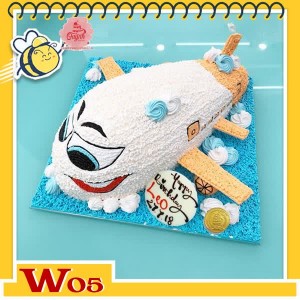 Bánh kem máy bay W05 màu trắng cánh vàng có khuôn mặt biểu cảm dữ dội