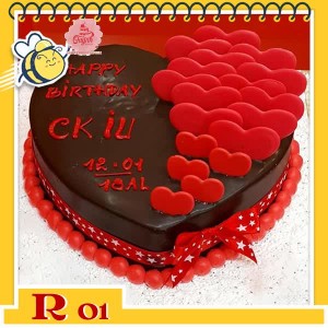 Bánh kem người yêu R01 trái tim phủ socola đen cắm trái tim màu đỏ ở nửa bên bánh Bánh kem người yêu R01 trái tim phủ socola đen cắm trái tim màu đỏ ở nửa bên bánh