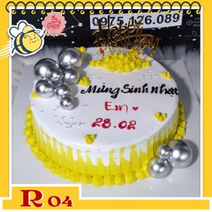 Bánh kem người yêu R04 tròn nền trắng đế viền vàng cùng phụ kiện hiện đại đẹp mắt