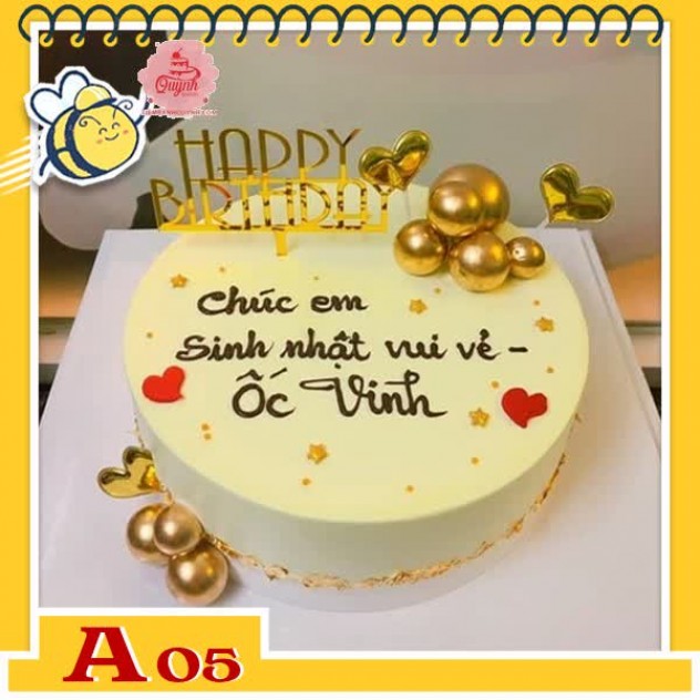 giới thiệu tổng quan Bánh kem sinh nhật đơn giản A05 màu vàng cắm những phụ kiện màu vàng gold tôn lên sự cao cấp quý phái