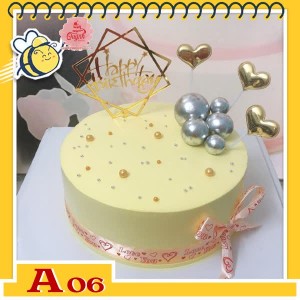 Bánh kem sinh nhật đơn giản A06 nền màu vàng cắm phụ kiện thắt nơ dịu dàng Bánh kem sinh nhật đơn giản A06 nền màu vàng cắm phụ kiện thắt nơ dịu dàng
