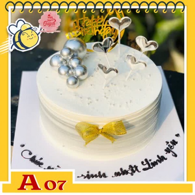 giới thiệu tổng quan Bánh kem sinh nhật đơn giản A07 nền trắng cắm nhiều phụ kiện kiểu mới cực thanh lịch