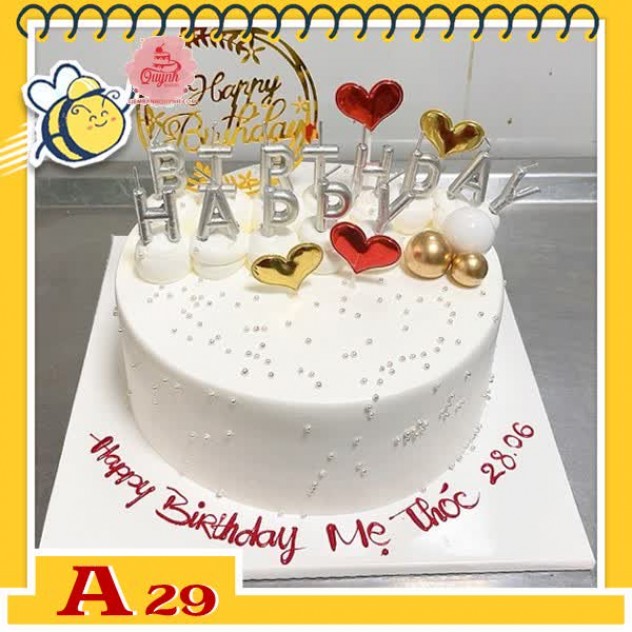 giới thiệu tổng quan Bánh kem sinh nhật đơn giản A29 nền màu trắng gắn nhiều phụ kiện bộ nến sinh nhật tim khung hpbd đẹp