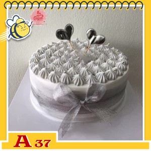 Bánh kem sinh nhật đơn giản A37 nền xám trên mặt bánh cắm 2 phụ kiện tim và nhiều bông kem màu xám