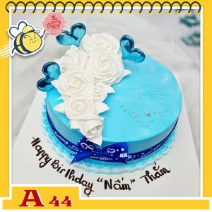 Bánh kem sinh nhật đơn giản A44 nền màu xanh hoa kem màu trắng ở nửa bên cắm phụ kiện tim