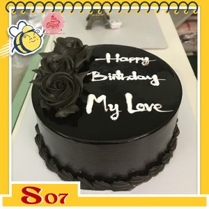 Bánh kem socola S07 một màu đen huyền bí bắt 3 đóa hoa hồng đen và chữ màu trắng quá đẹp