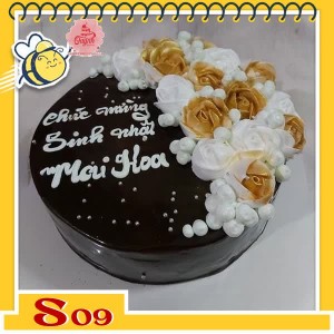 Bánh kem socola S09 trang trí hoa 2 màu trắng nâu ở một nửa bánh thơm ngon đẹp mắt