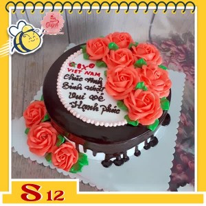 Bánh kem socola S12 phủ ở viền chảy xuống tự nhiên xung quanh bắt hoa đỏ hài hòa với phần màu trắng và chữ