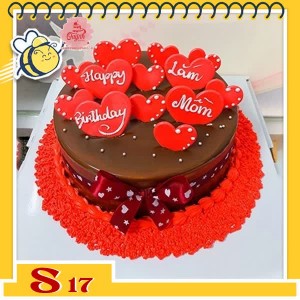 Bánh kem socola S17 phủ đen toàn bánh cắm tim đỏ ghi chữ và trang trí đỏ dưới đế bánh