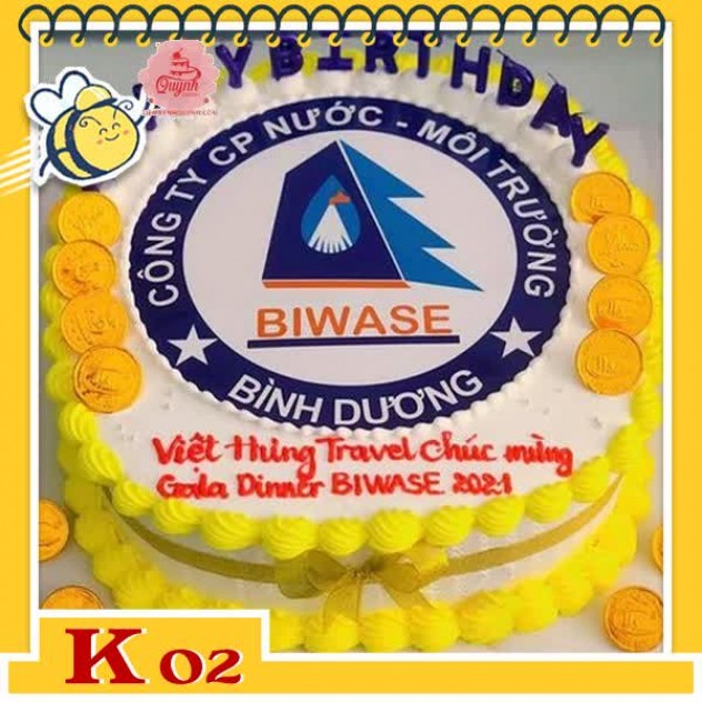 giới thiệu tổng quan Bánh kem tặng khách hàng K02 phong cách viền màu vàng cắm bộ nến và in ảnh logo công ty nổi bật ở chính giữa