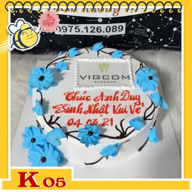 giới thiệu tổng quan Bánh kem tặng khách hàng K05 nổi bật với hoa màu xanh khác biệt viền quanh bánh ở giữa in logo công ty doanh nghiệp
