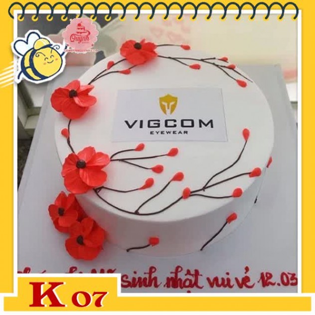 giới thiệu tổng quan Bánh kem tặng khách hàng K07 ấn tượng những cành hoa đỏ uốn lượn xung quanh logo công ty siêu nổi bật