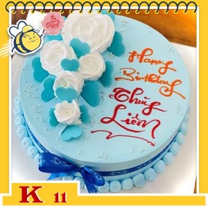 Bánh kem tặng khách hàng K11 nền màu xanh nhạ bắt hoa màu trắng trang trí thêm socola trái tim mới mẻ