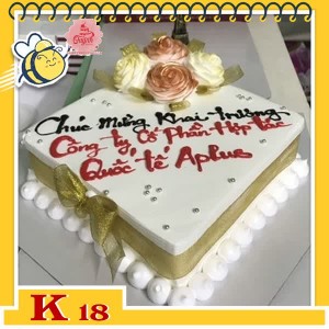Bánh kem tặng khách hàng K18 vuông nền trắng hoa màu ánh vàng thắt nơ và trang trí xéo