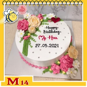 Bánh kem tặng mẹ M14 nền trắng với nhiều đóa hoa xinh tạo hình bó giống hệt như thật