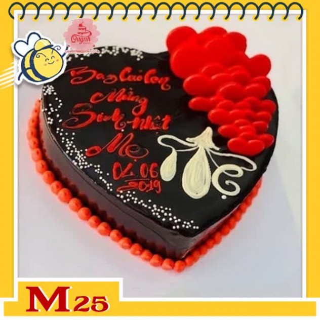 giới thiệu tổng quan Bánh kem tặng mẹ M25 trái tim phủ socola đen trang trí socola đỏ và chữ Mẹ thư pháp ý nghĩa