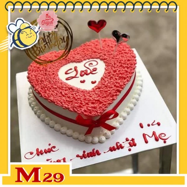 giới thiệu tổng quan Bánh kem tặng mẹ M29 trái tim trắng mặt bánh màu đỏ có tim trắng ở giữa cắm phụ kiện đơn giản