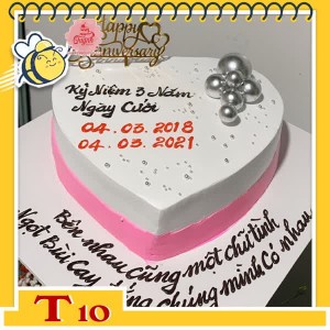 Bánh kem trái tim T10 nền trắng đế hồng cắm phụ kiện hiện đại kèm dòng thơ dễ thương Bánh kem trái tim T10 nền trắng đế hồng cắm phụ kiện hiện đại kèm dòng thơ dễ thương