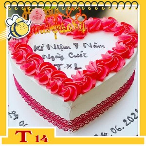 Bánh kem trái tim T14 nền trắng viền hoa kem đỏ cắm khung happy