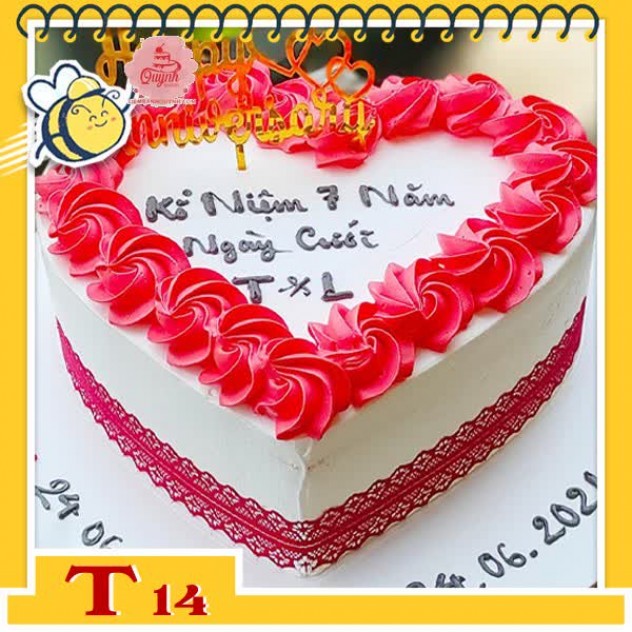 giới thiệu tổng quan Bánh kem trái tim T14 nền trắng viền hoa kem đỏ cắm khung happy