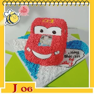 Bánh kem xe ô tô J06 xe ô tô cảnh sát màu đỏ in ảnh bé để ở mui xe