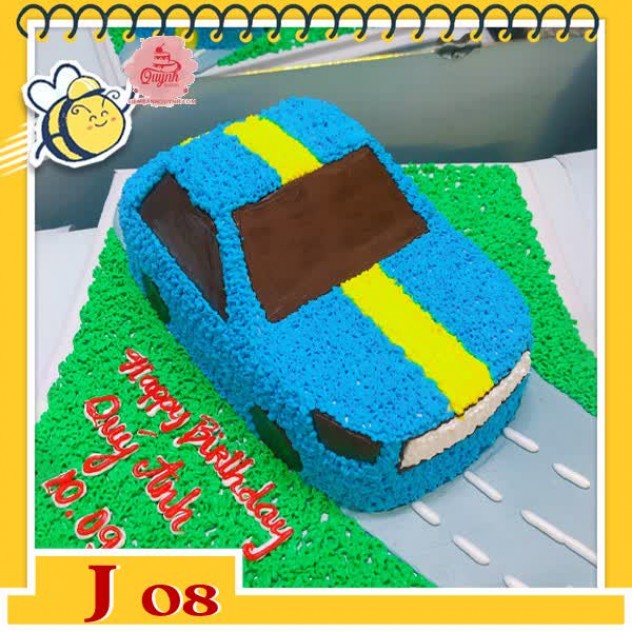 giới thiệu tổng quan Bánh kem xe ô tô J08 màu xanh kẻ sọc vàng nền vẽ cỏ và con đường đua